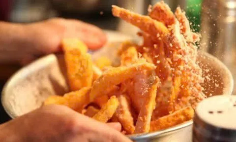 Cách làm khoai tây lắc phô mai thơm ngon, ăn là nghiền