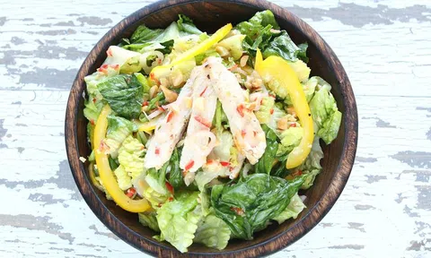 Cách làm salad thịt gà tuyệt ngon kiểu Thái
