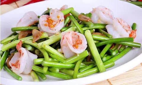 Đổi vị cho bữa trưa cuối tuần với ngồng tỏi xào hải sản