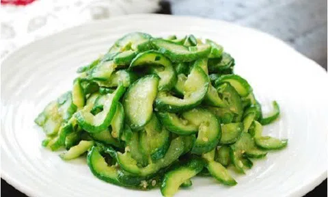 Vét sạch nồi cơm với món dưa chuột xào tỏi lạ miệng, thanh mát