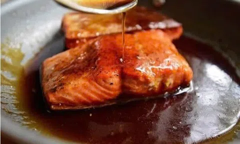 Cá hồi áp chảo sốt mật ong thơm ngon lạ miệng