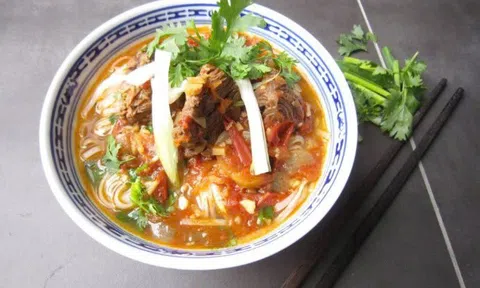 Thơm ngon khó cưỡng với món phở bò sốt vang cho bữa tối ngày thu