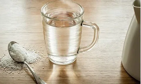 Công dụng tuyệt vời của nước muối loãng giúp thanh lọc cơ thể
