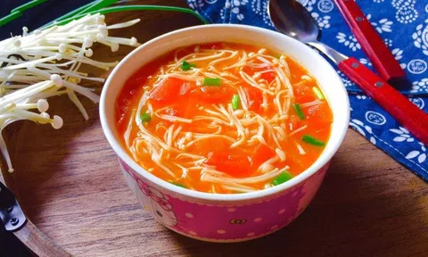 Vào bếp nấu canh cà chua nấm thơm ngon cho gia đình