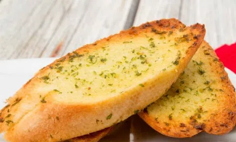Bánh mì bơ tỏi giòn thơm, hấp dẫn