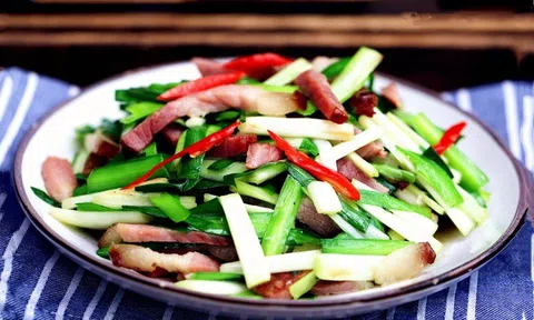 Cách làm thịt hun khói xào tỏi tây thơm ngon lạ miệng