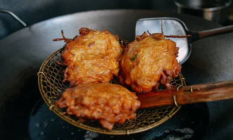 Cách làm món trứng chiên thịt gà vỏ giòn tan, trong mềm thơm cho bé