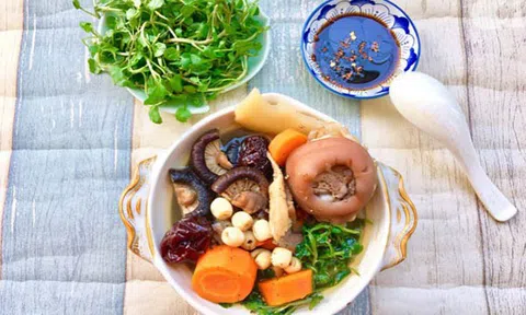 Làm ngay món chân giò hầm hạt sen cho mẹ sau sinh nhiều sữa