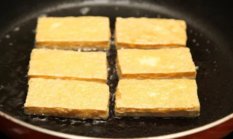 Mẹo rán đậu phụ vàng giòn mà không bị dính chảo