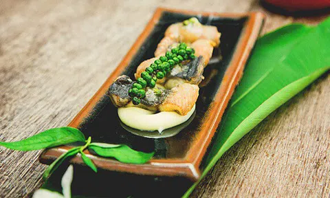 Ngày mưa làm món lươn chiên giòn sốt tiêu xanh thơm lừng