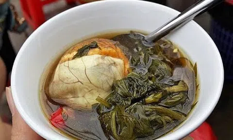 Trứng vịt lộn hầm ngải cứu: Món ngon chữa chứng đau đầu kinh niên