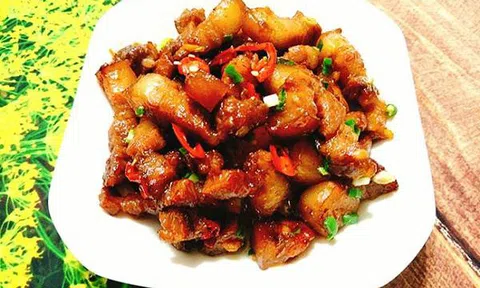 Bữa cơm sum vầy cuối tuần với món thịt rang cháy cạnh mặn mà béo ngậy