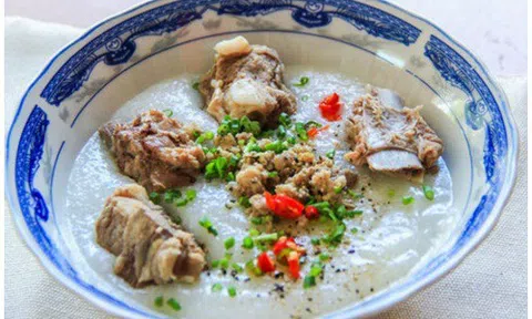 Bật mí cách nấu cháo sườn non nóng hổi, ấm bụng ngày Đông