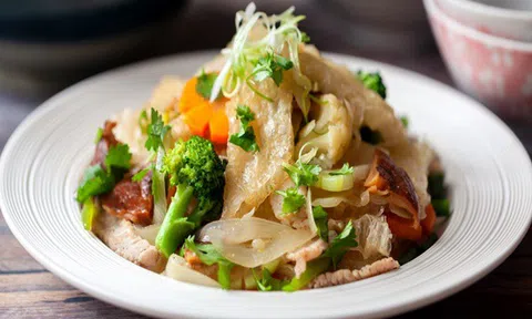 Thịt heo xào hành tây đổi vị bữa cơm gia đình