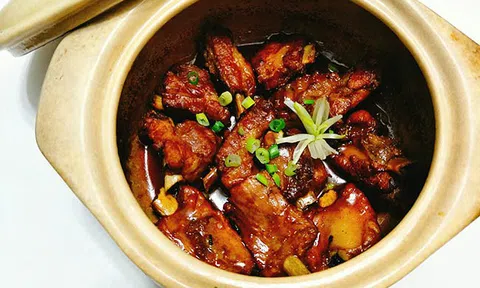 Biến tấu sườn kho tộ đưa cơm ngày đông lạnh