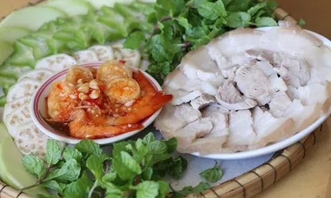 Nên luộc thịt bằng nước nóng hay nước lạnh?