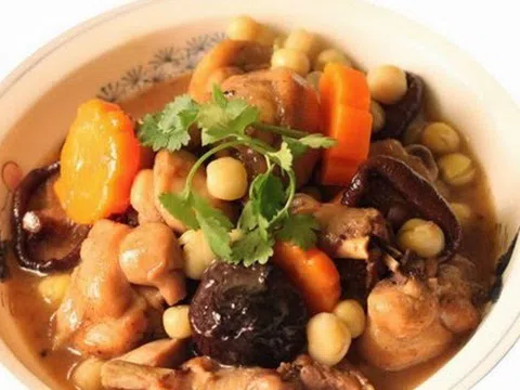 Bí quyết nấu canh gà hạt sen bổ dưỡng cho cả gia đình