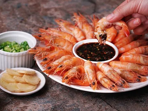 Nên luộc tôm bằng nước nóng hay nước lạnh?
